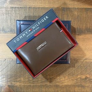 🆕Tommy Hilfiger men’s passcase wallet brown